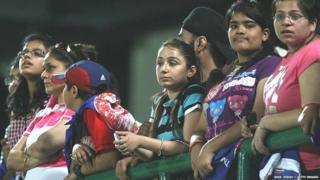 IPL सामने मध्यरात्रीनंतरही लांबत असल्यामुळे अनेकदा प्रेक्षकांना सामना मध्येच सोडून घरी परतावं लागतंय.