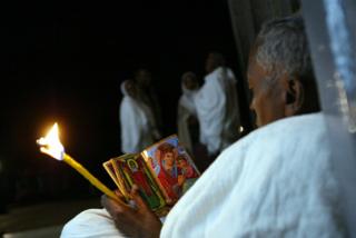 ምዕመናን ፀሎት ሲያደርሱ