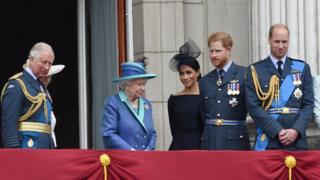 (Слева направо): принц Уэльский, королева, герцогиня Сассекская, герцог Сассекский и герцог Кембриджский