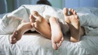 Aworan takọ tabo lori ibusun