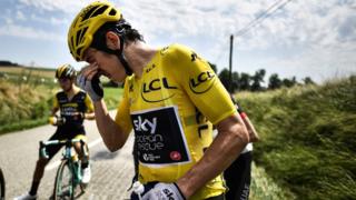 Genel klasman lideri olarak sarı mayoyu giyen Geraint Thomas da gazdan etkilendi