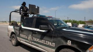 Las autoridades encontraron camionetas calcinadas y cientos de casquillos de balas de fusil AK47.