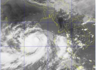 ঘূর্ণিঝড়টি এখন কক্সবাজার থেকে ১২৭০ কিলোমিটার আর মংলা থেকে ১১৯০ কিলোমিটার দূরে রয়েছে।