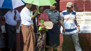 လာဘ်စားတဲ့စွဲချက်နဲ့ တရားရင်ဆိုင်နေရတဲ့ ဥပဒေအရာရှိအမျိုးသမီးတစ်ဦးကို ရုံးထုတ်ခဲ့စဉ်