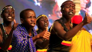 Urubyiruko ruba mu nkambi y'impunzi muri Uganda rwaririmbye indirimbo mu gikorwa cy'ubumwe mu nama yabereye i Kampala.