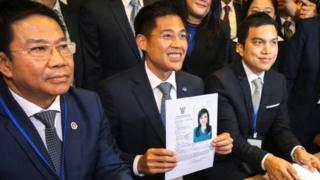 ร.ท. ปรีชาพล พงษ์พานิช หัวหน้าพรรคไทยรักษาชาติ (ทษช.) แสดงเอกสารของทูลกระหม่อมหญิงอุบลรัตนฯ มหิดล ในฐานะบัญชีรายชื่อนายกรัฐมนตรีของพรรค ทษช. เมื่อวันที่ 8 ก.พ.