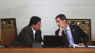 خوان گوایدو، رهبر مخالفان (راست) در کنار ادگار زامبرانو معاونش