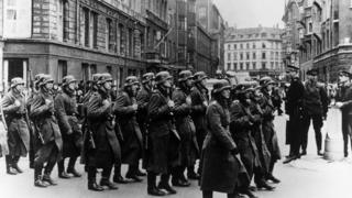 Soldados nazis marchan por Copenhague
