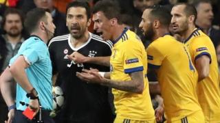 Gianluigi Buffon da Michael Oliver
