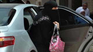 Certaines Saoudiennes s'opposent à l'interdiction pour les femmes de conduire des voitures en Arabie Saoudite.