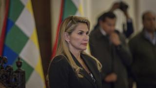 Geçici Devlet Başkanı Jeanine Anez, ülkeyi 90 gün içinde seçimlere götüreceğini açıkladı