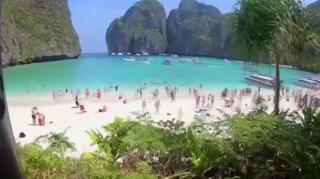 La masiva llegada de turistas a la famosa playa de Maya Bay.