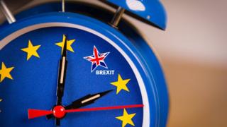 Relógio tem como marcas, em vez de números, estrelas que representam a União Europeia e o Reino Unido
