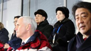 Bwana Pence (i bubamfu) na Prezida wa Korea ya Ruguru Kim Yong-nam (hagati) na mushiki w'indongozi ya Korea ya Ruguru Kim Yo-jong (hagati), bifashe nk'abatazinanye