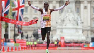 Eliud Kipchoge remporte e marathon de Londres pour la quatrième fois - et la deuxième fois de suite.