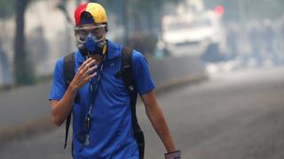 Joven con máscara contra el gas lacrimógeno