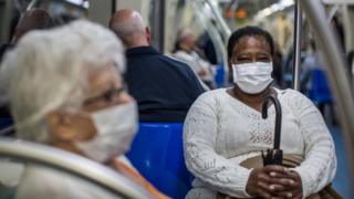 Люди в защитной маске в метро 27 февраля 2020 года в Сан-Паулу, Бразилия.