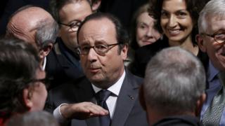 Francois Hollande yariko avuga ijambo igihe urasu rwacika umwe mu bamurinze
