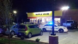 銃撃事件のあった飲食店(22日未明、米テネシー州ナッシュビル郊外)