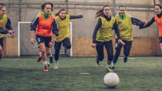 Девушки играют в футбол