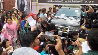 বাংলাদেশ-কুয়েত মৈত্রী আবাসিক হলে উপ-উপাচার্যের গাড়ি ঘিরে শিক্ষার্থীদের বিক্ষোভ।