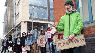 Перед разворотом студенты протестовали в Белфасте по поводу выставления оценок