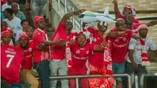 mashabiki wa Simba SC wakiwa uwanjani katika mechi yao na AS Vita