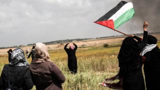 Dans le cadre de ce mouvement de protestation, appelé ''la grande marche du retour'', qui doit durer six semaines, les manifestants exigent le ''droit au retour'' des réfugiés palestiniens.