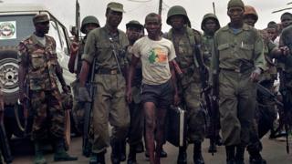 Un rebelle libérien arrêté par les soldats de l'ECOMOG le 30 octobre 1992 (illustration).