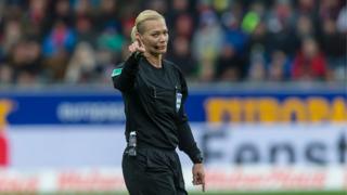 Bayern Münih-Augsburg maçını Bibiana Steinhaus yönetti.
