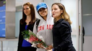 Rahaf Muhammed el-Kanun Kanada'ya vardığında gülümsüyordu