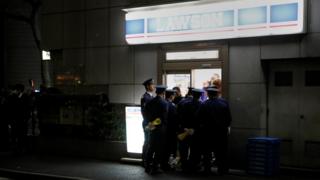 东京银座安倍、特朗普两家进餐餐馆附近警员阻止便利店顾客离开(5/11/2017)
