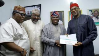 Gomina Ambọde nigba ti o lọ gba fọọmu iferongba han lati dije fun ipo gomina lolu ileeṣẹ ẹgbẹ oṣelu APC nilu Abuja