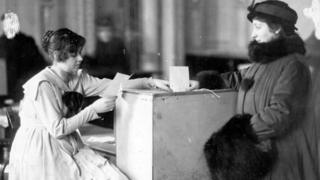 Дама голосует на выборах в учредительное собрание - 1917 год