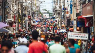 Rua de cidade brasileira