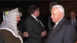 عرفات وشارون في مؤتمر السلام في امريكا عام 1998