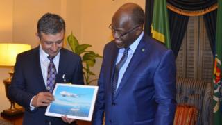 Rais wa Tanzania Dkt John Magufuli akitazama kitabu cha picha ya ndege aina ya Boeing 787-8 Dreamliner wakati alipokuwa akisikiliza maelezo yake kutoka kwa Mkurugenzi wa mauzo wa kampuni ya Ndege ya Boeing Jim Deboo Ikulu jijini Dar es salaam.