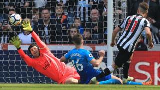 Matt Richie marquant le 2e but des Magpies dimanche face à Arsenal.