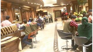 ঢাকার শুলশানে আপন জুয়েলার্সের বিক্রয়কেন্দ্রে সোমবার অভিযান চালিয়েছে শুল্ক ও গোয়েন্দা অধিদপ্তর