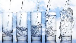 أكواب من المياه النقية