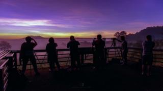 เหล่าช่างภาพเตรียมตัวถ่ายภาพพระอาทิตย์ขึ้นที่ทุ่งแสลงหลวง