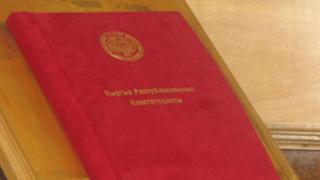 1993-жылдын 5-майында өлкөнүн жаңы Конституциясы кабыл алынган