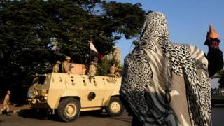 Une femme défie l'armée, à l'aube de la chute du président Moubarack (illustration).