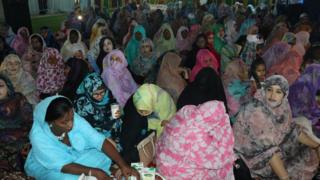 Des femmes prennent part à un meeting, en Mauritanie.
