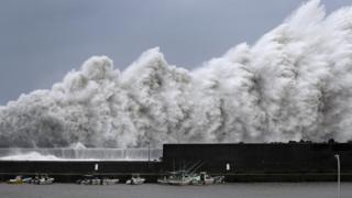 Дуже високі хвилі