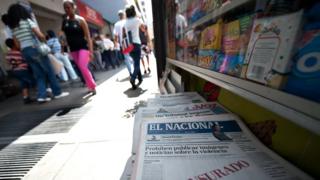 Portada de El Nacional en una calle de Caracas