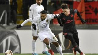 Dan wasan Ostersunds Saman Ghoddos (a tsakiyacentre) da Mesut Ozil