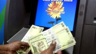 नोटाबंदीच्या वेळी 500 आणि 1000च्या नोटांवर बंदी आली होती. त्यामुळे ATMबाहेर मोठ्या रांगा होत्या.