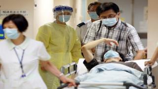 Un patient transporté dans un hôpital