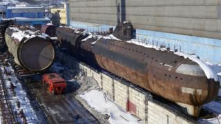 Подводная лодка "Ленинский комсомол" в доке на судостроительном заводе "Нерпа", Снежногорск, Мерманская обл.